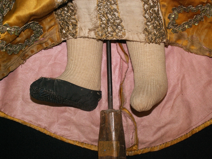 Particolare delle scarpe prima del restauro